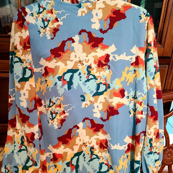 💋💋💋Trendy gorgeous blouse! I need a smaller size.💋💋💋 - Picture 3 of 5